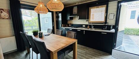 Een koelkast, een microgolfoven, een oven, een vaatwasser