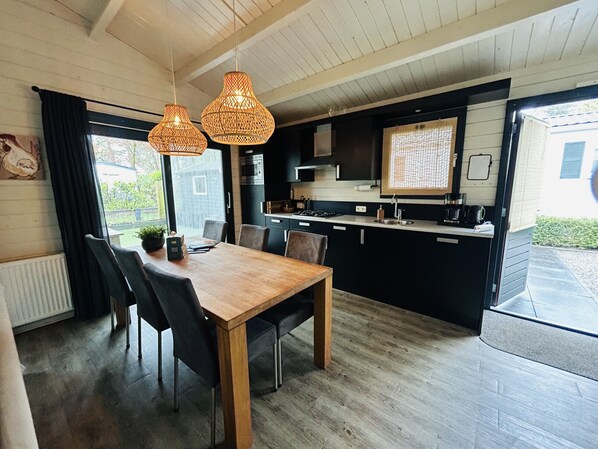 Frigorífico, microondas, horno y lavavajillas