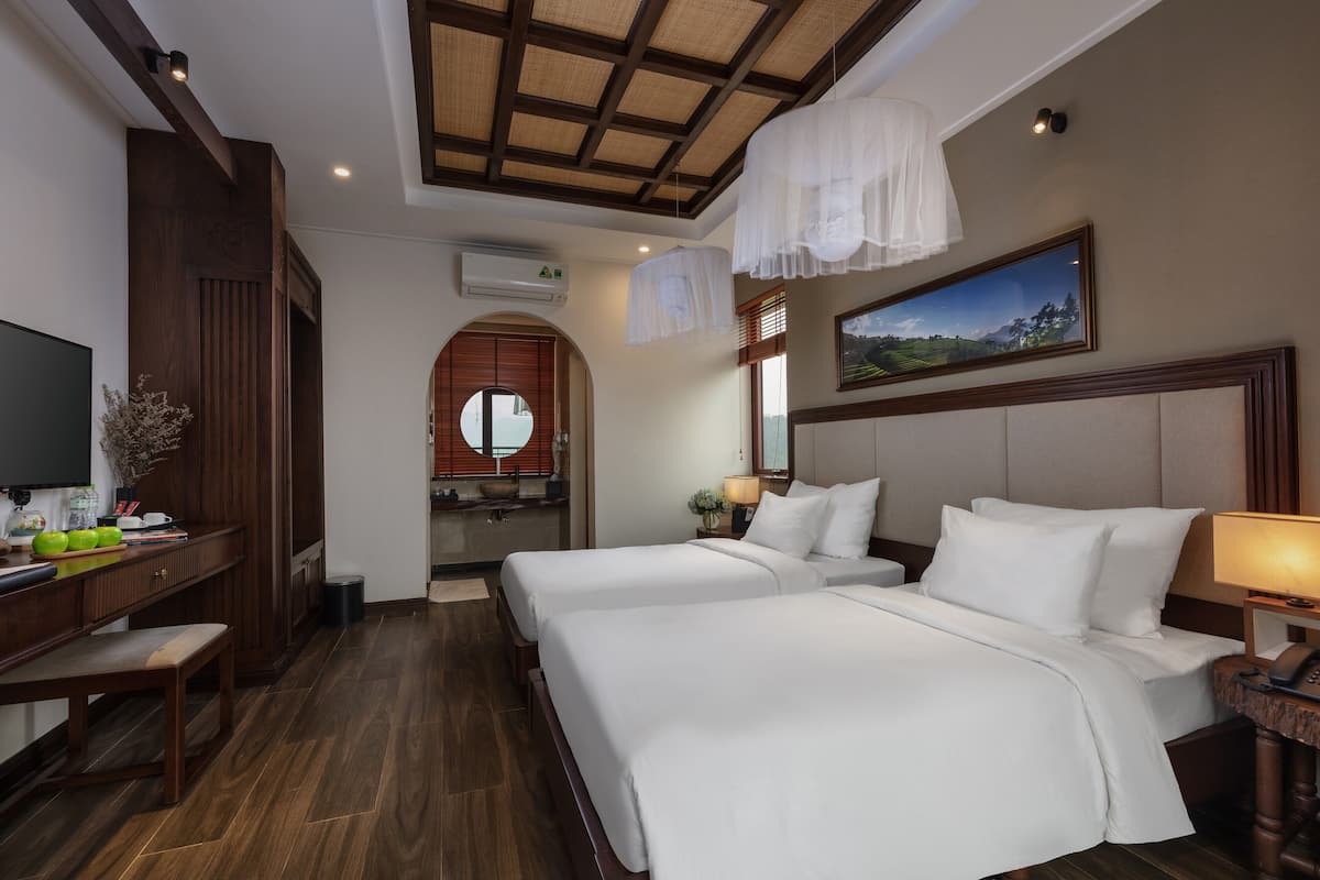 Phòng đôi hoặc 2 giường đơn Deluxe | Bộ đồ giường cao cấp, minibar, truy cập Internet không dây miễn phí 