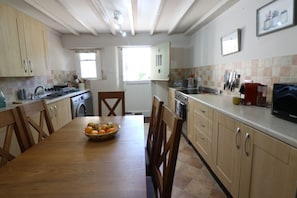 Fridge, microwave, oven, stovetop - Grade II Old Engine House, on the SW Coast Path (Noss Mayo)