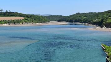 Una playa cerca