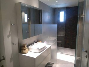 Douche, sèche-cheveux, serviettes fournies, savon