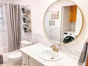 Shower, hair dryer, towels, soap - Lovely Home! Great Location! The Nature House (Springfield)