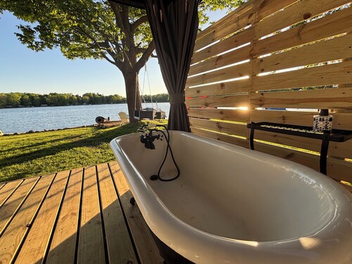 Unwind at the Stunning Fischer's Getaway Lakefront Cottage!