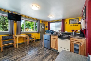 Kühlschrank, Mikrowelle, Ofen, Herdplatte