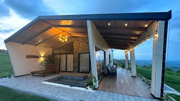 Honeymoon-Villa, 1 King-Bett und Schlafsofa | Terrasse/Patio