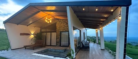 Villa pour lune de miel, 1 très grand lit et 1 canapé-lit | Terrasse/patio