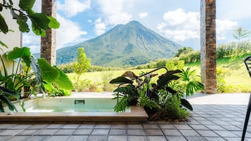 Deluxe Villa | Private spa tub