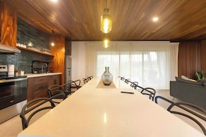 Vila luxo | Cozinha privada | Geladeira grande, micro-ondas, cooktop, cafeteira/chaleira