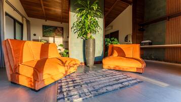 Deluxe Villa | Hypo-allergenic bedding, in-room safe, individually decorated