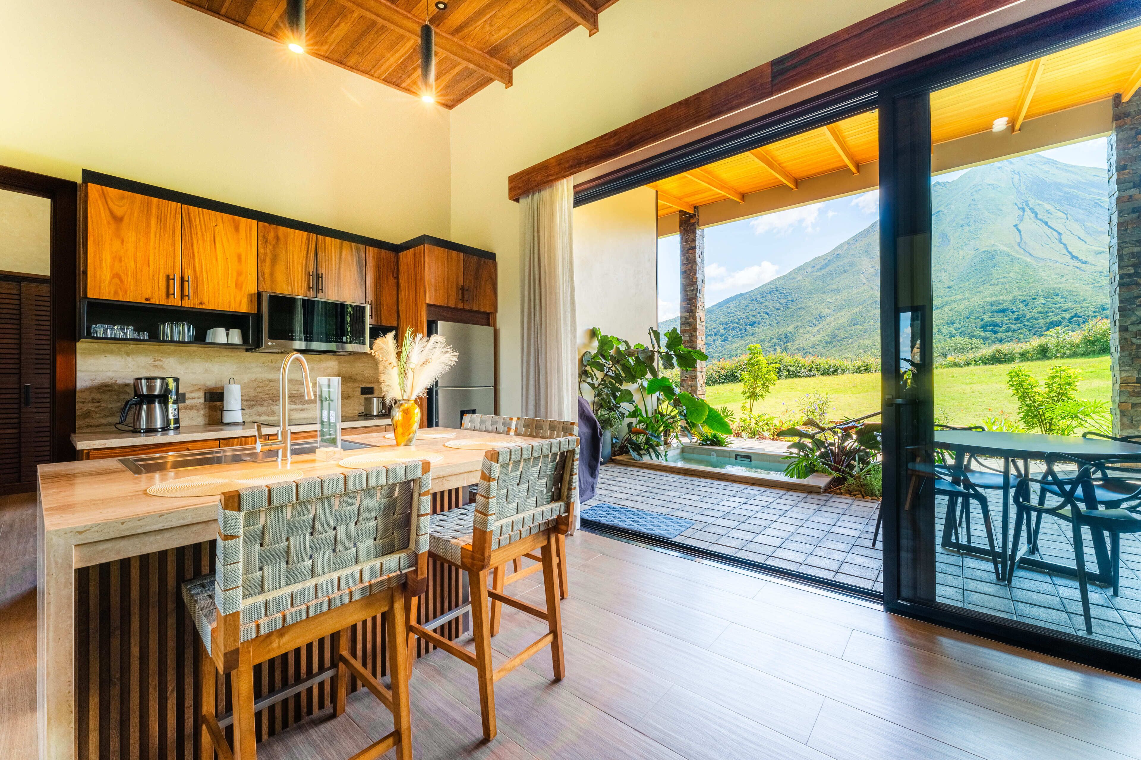 Deluxe Villa | Dining room