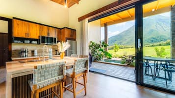 Deluxe Villa | Dining room