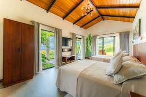 Deluxe Villa | Hypo-allergenic bedding, in-room safe, individually decorated - Villas Jawara (La Fortuna)
