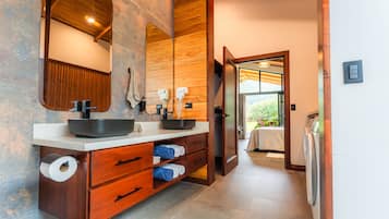 Biệt thự trăng mật, 1 giường cỡ king và sofa giường | Phòng tắm | Buồng tắm vòi sen, vòi sen phun mưa, máy sấy tóc, khăn tắm