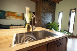 Deluxe villa | Privékeuken | Een koelkast met diepvriezer, een microgolfoven, een kookplaat