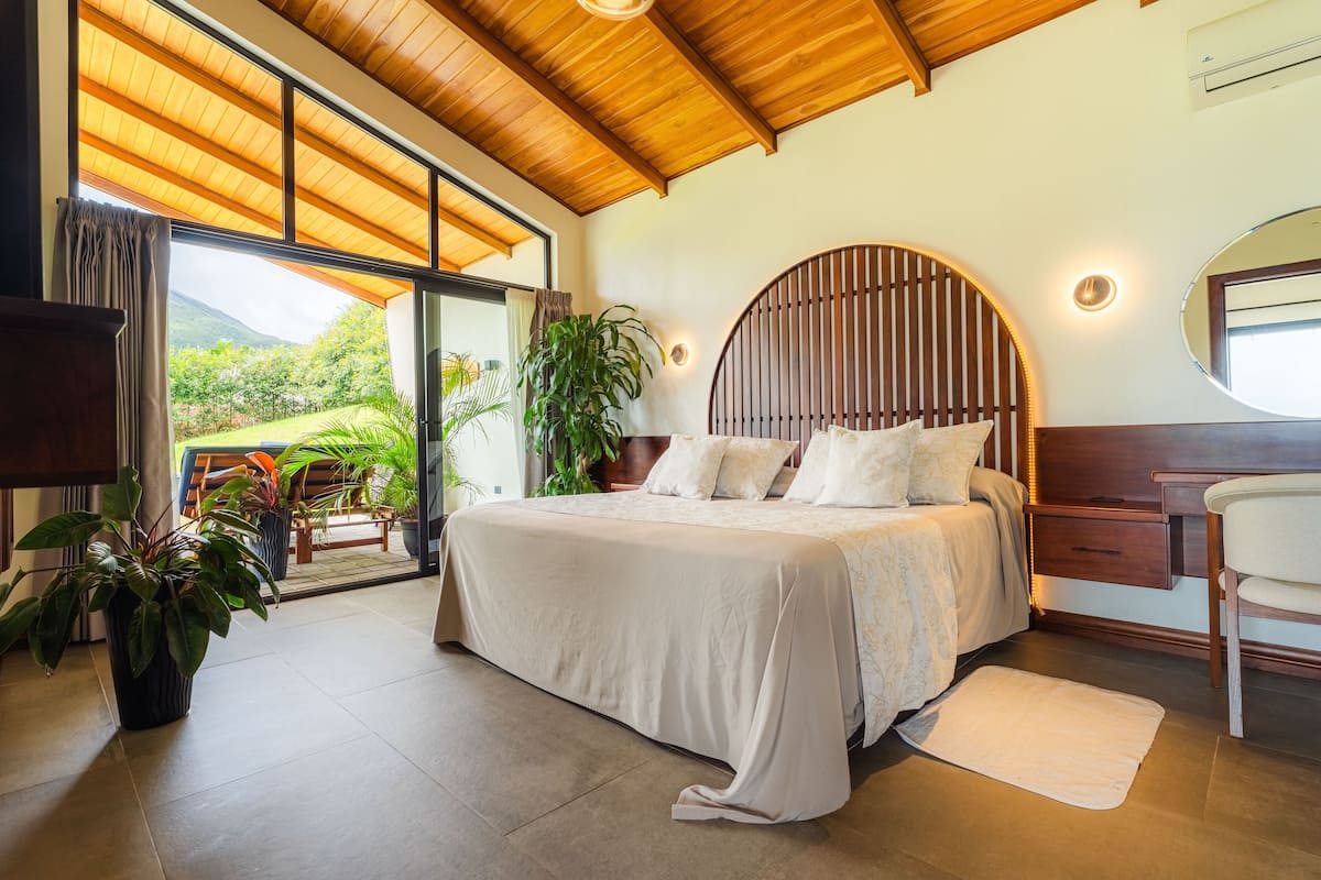 Honeymoon villa, 1 kingsize bed met slaapbank | Hypoallergeen beddengoed, een kluis op de kamer, individueel gedecoreerd