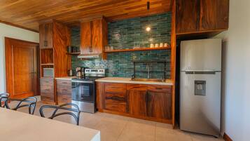 Deluxe villa | Privékeuken | Een koelkast met diepvriezer, een microgolfoven, een kookplaat