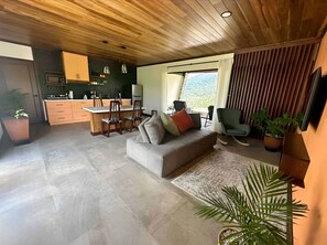 Deluxe villa | Woonkamer | Een 50-inch flatscreentelevisie met kabelzenders, televisie en Netflix