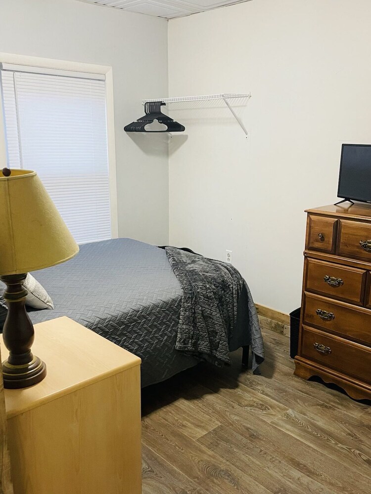 ONE BEDROOM FULLY FURNISHED APARTMENT Lenox Vrbo