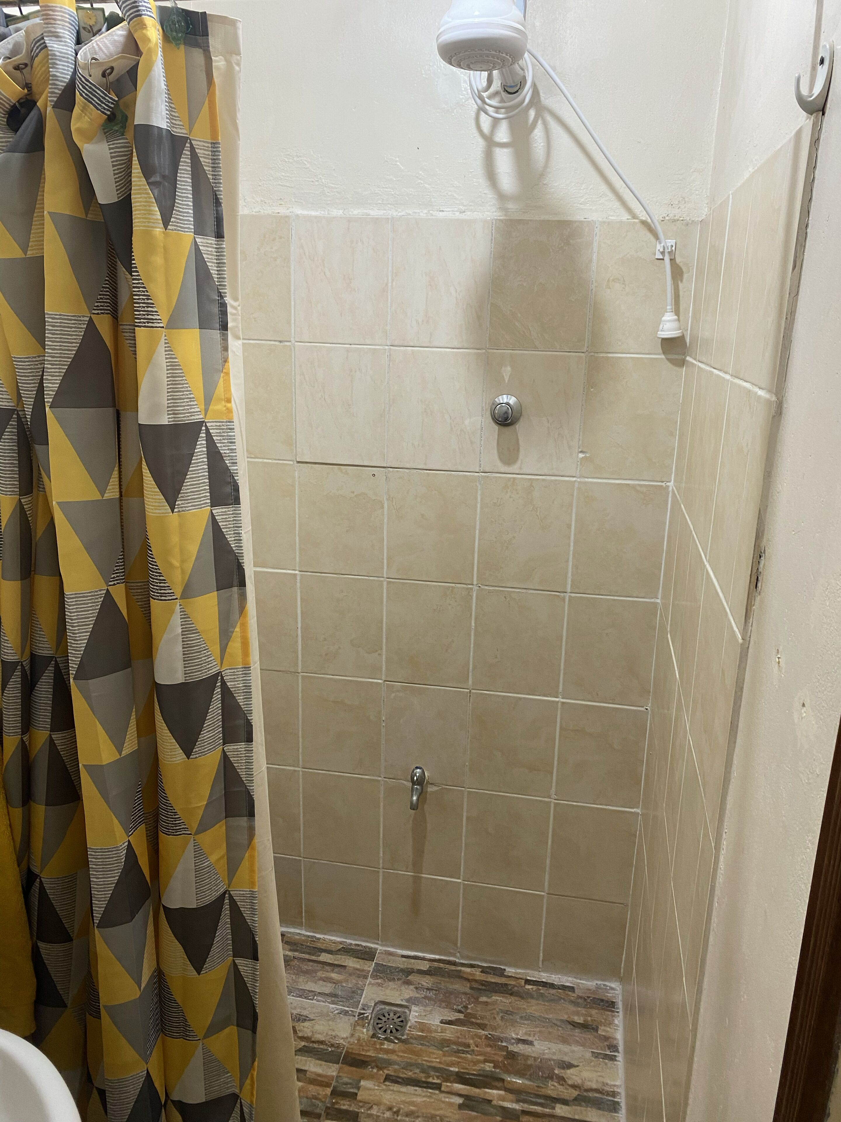 Douche, serviettes fournies, papier toilette