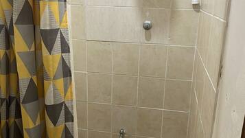 Douche, serviettes fournies, papier toilette
