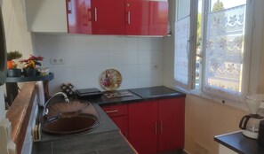 Kühlschrank, Mikrowelle, Ofen, Wasserkocher mit Kaffee-/Teezubehör