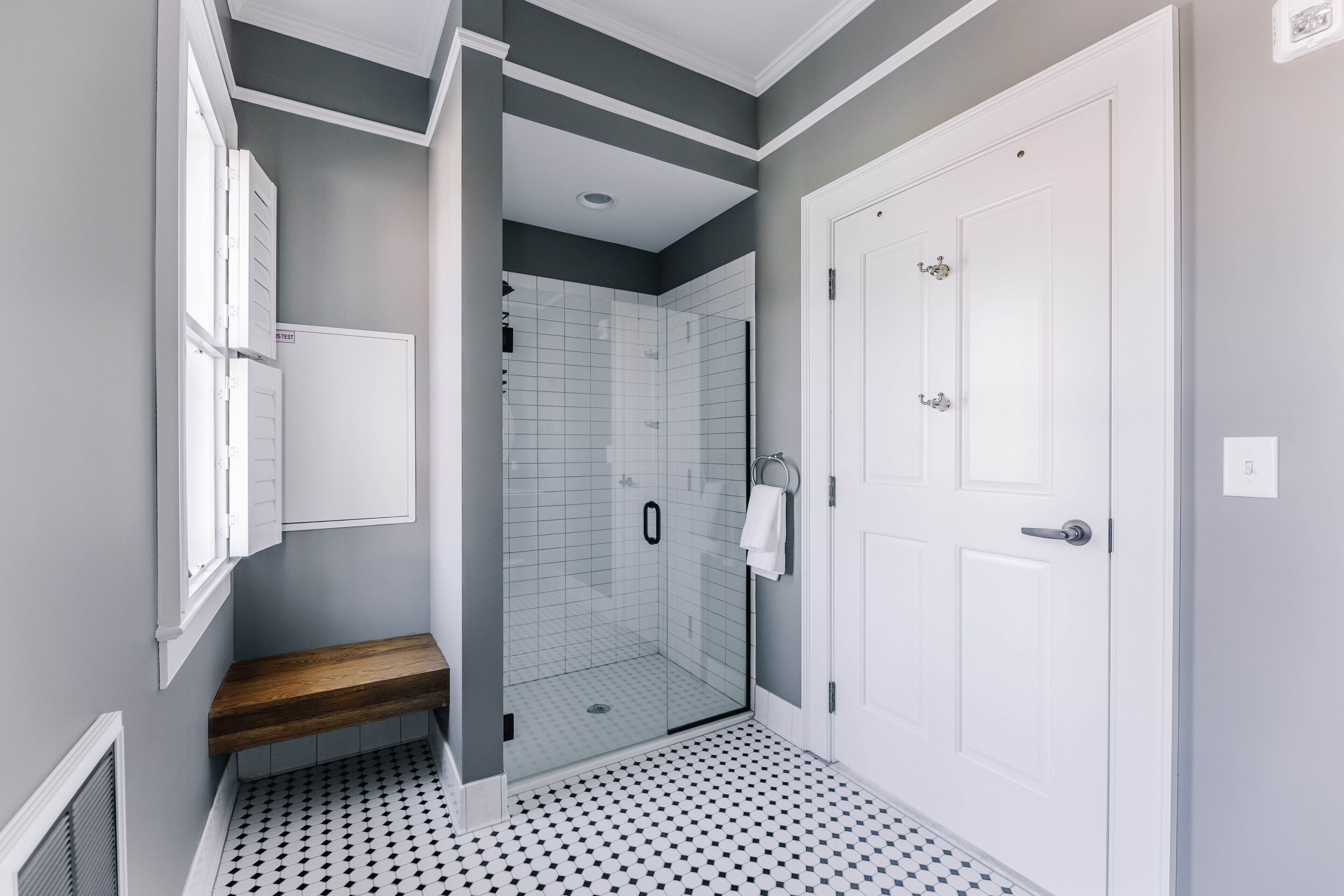 Un baño moderno con ducha, inodoro y lavamanos.