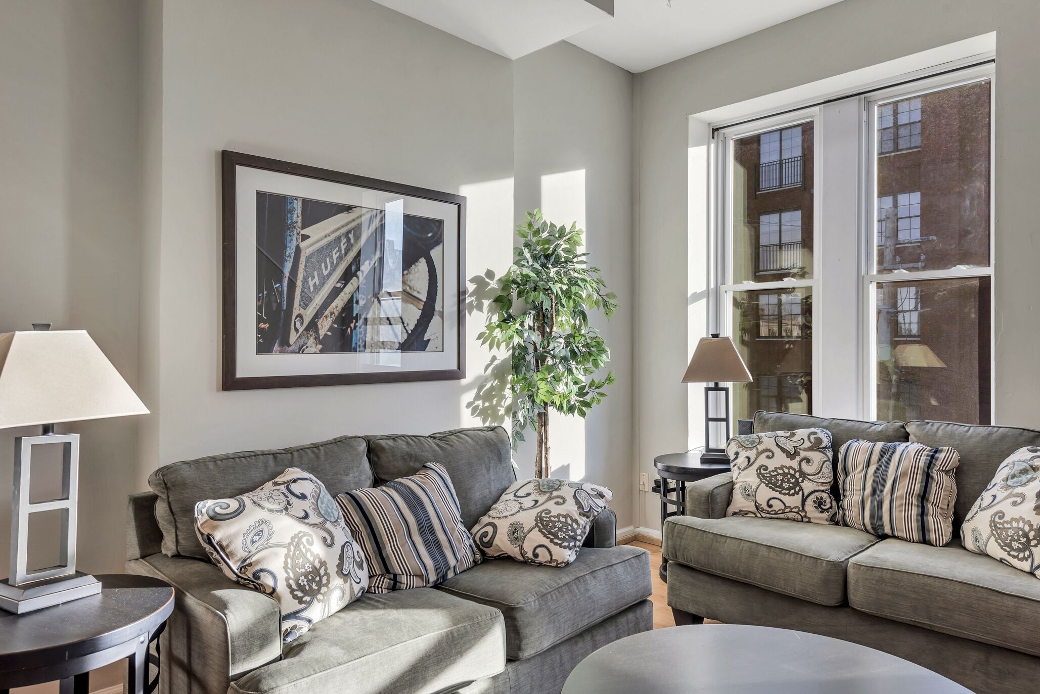 715a - Settle into Soulard! 4 beds 2 full baths