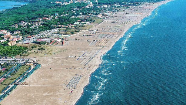 An aerial view of a coastal area with a beach, buildings, and a road. - Holiday apartment Terraced house with private garden (Rosolina Mare)