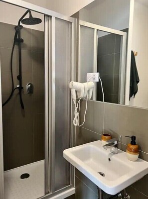 Een douche, gratis toiletartikelen, een haardroger, badjassen
