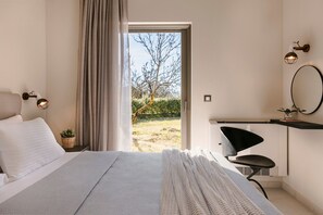 3 chambres, bureau, fer et planche à repasser, lit parapluie