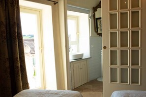 1 Schlafzimmer, Schreibtisch, Bügeleisen/Bügelbrett, Reisekinderbett