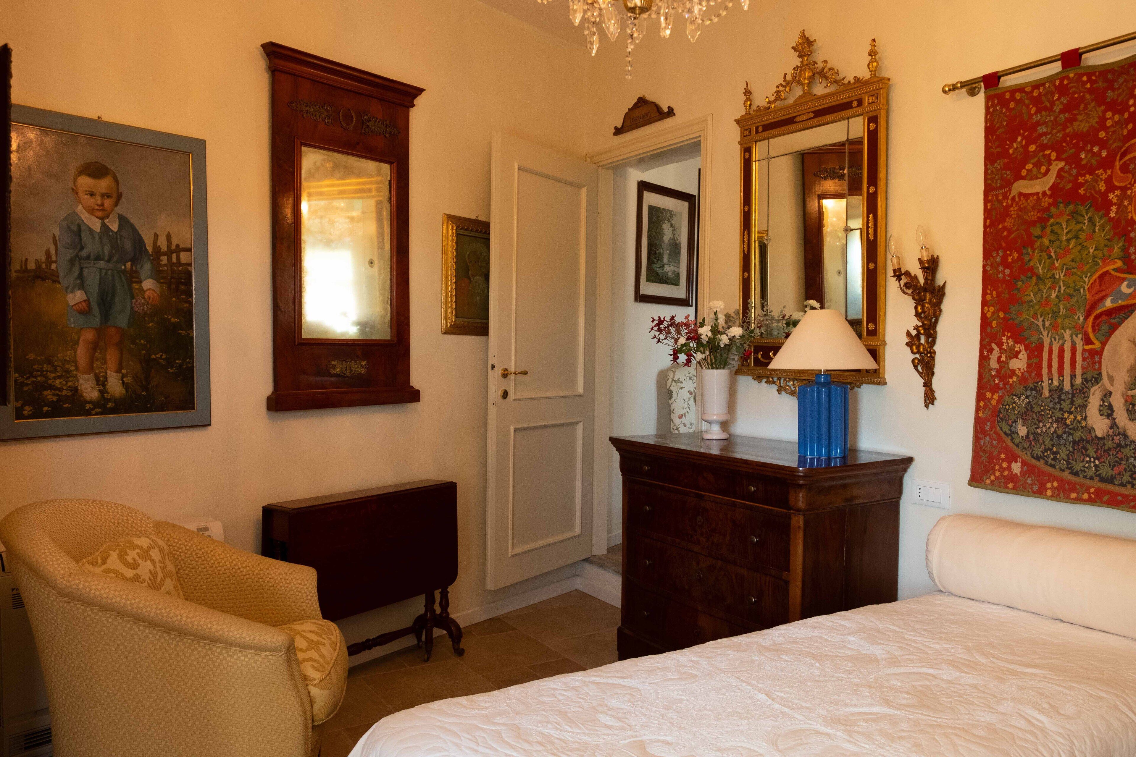 Antique Treasures Suite