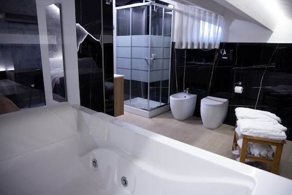 Luxury Room, 1 Queen Bed, Jetted Tub, City View | Bathroom