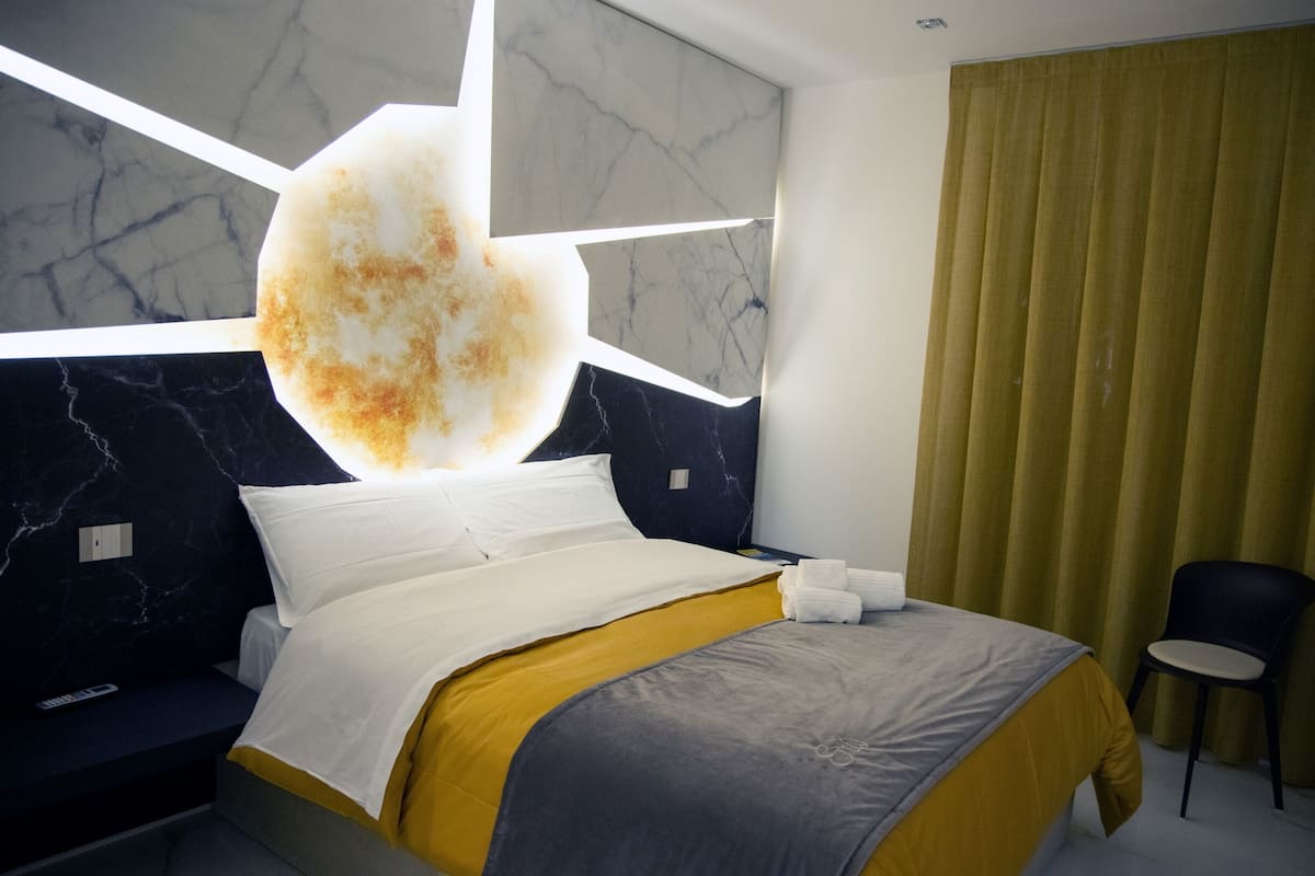 Deluxe Room, 1 Queen Bed, Balcony, City View | Premium bedding, Select Comfort beds, minibar, free WiFi