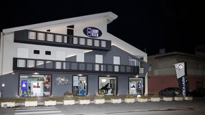 A modern building with a sign for 'Luxury Room' and 'Ottica Laura'. - Lauria Luxury Room (Gela)