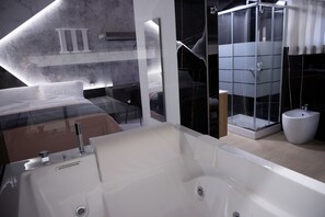Luxury-Zimmer, 1 Queen-Bett, Whirlpool, Stadtblick | Hochwertige Bettwaren, Select-Comfort-Betten, Minibar, kostenloses WLAN