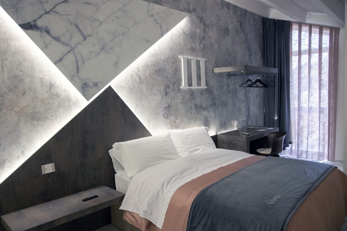 Luxury Room, 1 Queen Bed, Jetted Tub, City View | Premium bedding, Select Comfort beds, minibar, free WiFi