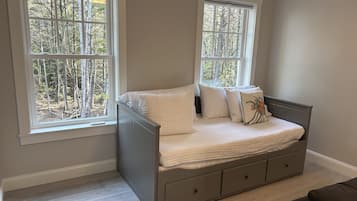 4 bedrooms, iron/ironing board, free WiFi, bed sheets