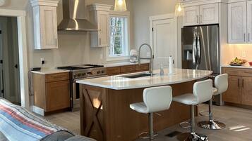 Fridge, oven, stovetop, dishwasher