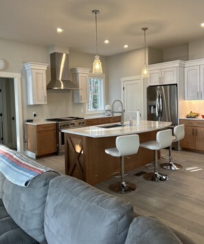 Geladeira, fogão, cooktop, lava-louças