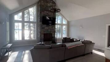 Älytelevisio, takka, videopelejä