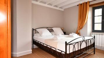 3 slaapkamers, een strijkplank/strijkijzer, gratis wifi, beddengoed