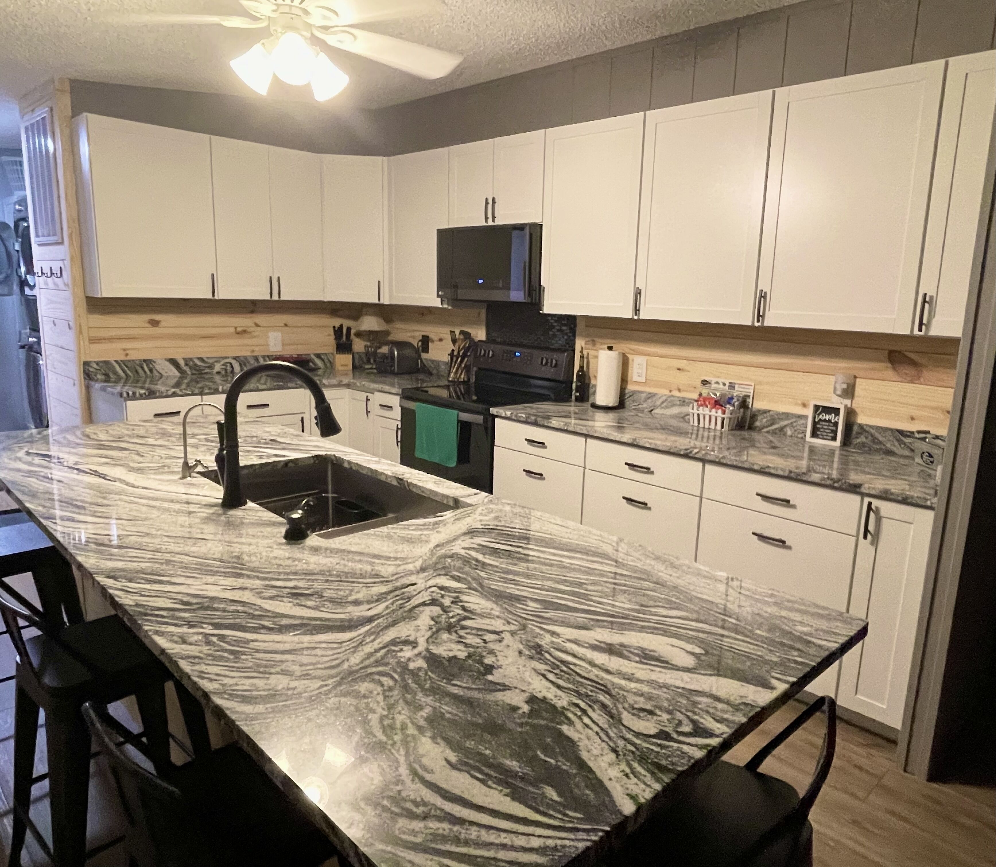 Mountain house in the heart of Valle Crucis- App State 9.7miles away-steep drwy