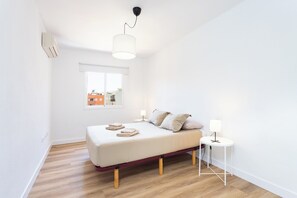 2 habitaciones, tabla de planchar con plancha, wifi y ropa de cama 
