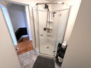 Sèche-cheveux, serviettes fournies