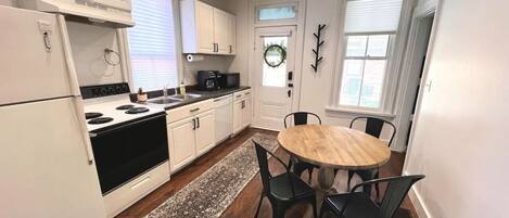 ثلاجة، ميكروويف، فرن، موقد طهي مسطح