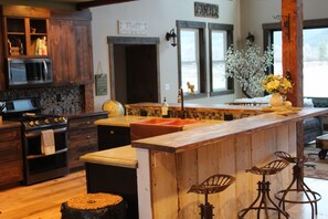 Microwave, oven, stovetop, dishwasher - Relax and make magical memories at Our Riverfront Retreat! (Plains)