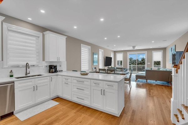 Gourmet Kitchen with breakfast bar seating for 5