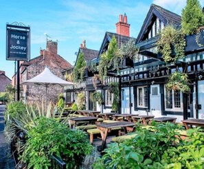 Outdoor dining - Chorlton Stylish Apartment (Chorlton, Manchester)
